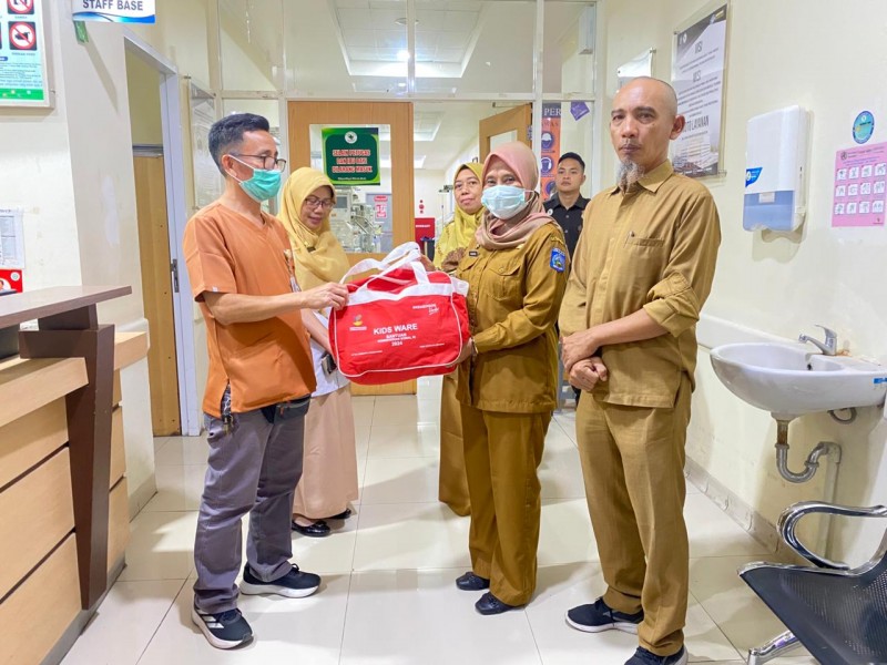 Foto Upaya Penanganan Kadis Sosial Provinsi NTB, Dra. Nunung Triningsih, MM saat Mengunjungi Langsung Bayi R di RSUP NTB pada Selasa (7/10/2025) (Dok. Pribadi)